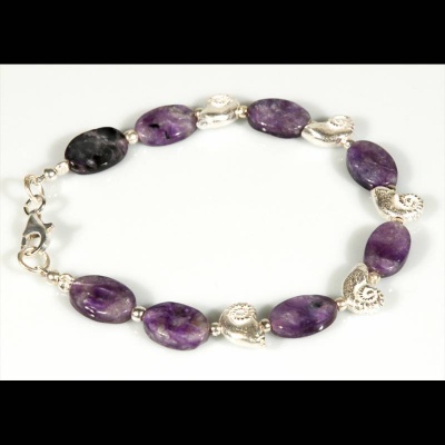 Bracciale con Conchiglie in Argento Satinato e Charoite