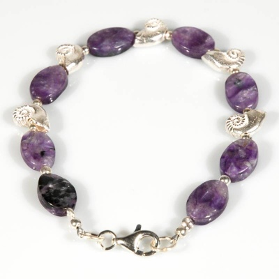 Bracciale con Conchiglie in Argento Satinato e Charoite