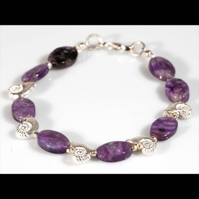 Bracciale con Conchiglie in Argento Satinato e Charoite