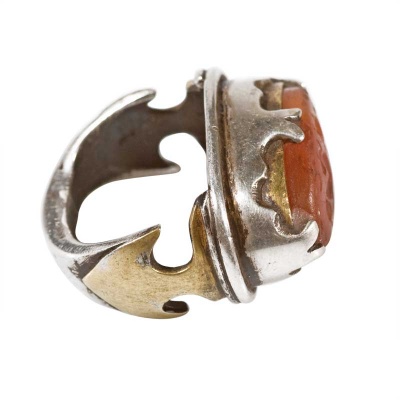 anello-turcomanno-con-corniola-incisa-e-oro-a-caldo 1