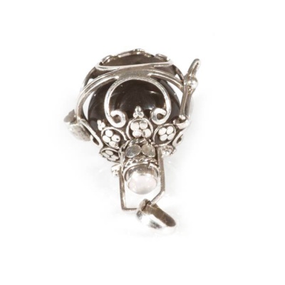 Chiama Angeli in Argento con Gabbietta Light, Smalto Nero e Labradorite Bianca - Fronte